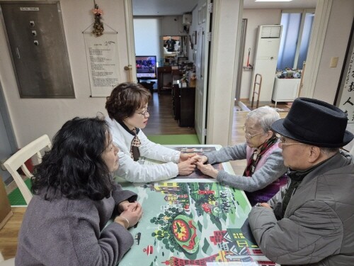 설 명절 독립유공자 유족 위문 장면. 사진=김해시 제공