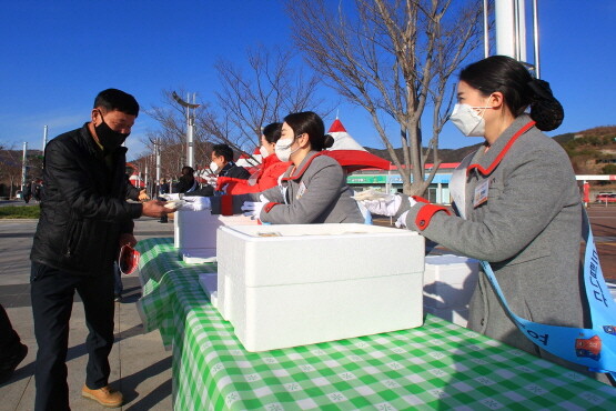 렛츠런파크 부산경남 직원들이 고객에게 떡을 건네는 모습. 사진=렛츠런파크 부산경남 제공