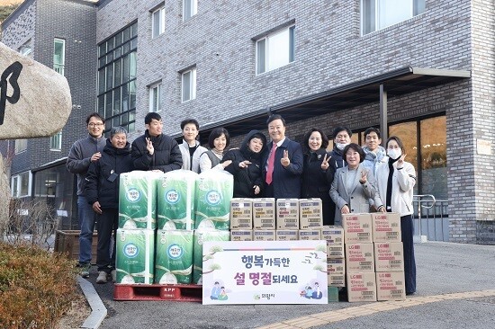 김성제 의왕시장이 23일 녹향원을 방문해 위문품을 전달하고 기념촬영하고 있다. 사진=의왕시 제공