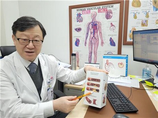 센텀종합병원 심장내과 김상곤 과장이 동맥경화증 및 심근경색 등에 대해 설명하고 있다. 사진=센텀종합병원 제공