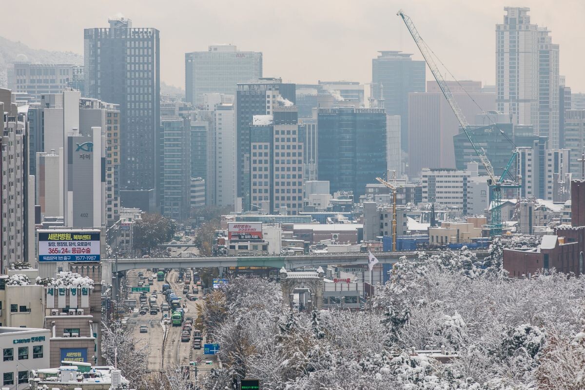 27일 전국에 눈 또는 비가 내리고 있어 귀성, 귀경길 안전 운전이 당부된다. 사진은 지난해 11월 28일 오전 서울 시내 전경. 사진=최준필 기자