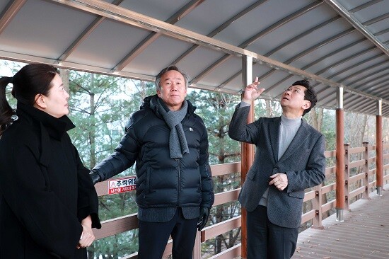 이상일 용인특례시장이 성복초등학교와 성복중학교 학생들이 통학로로 이용하는 현장을 둘러보고 있다. 사진=용인특례시 제공