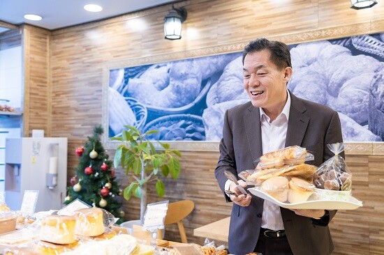 이재준 수원특례시장이 수원페이로 선결제한 착한가격업소 빵집에서 빵을 고르고 있다. 사진=수원특례시 제공
