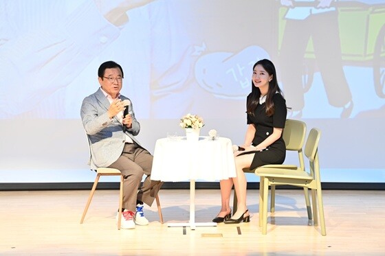 이현재 하남시장이 지난해 8월 하남시청에서 열린 청렴 토크쇼에서 공직자들과 질의응답을 주고받고 있다. 사진=하남시제공