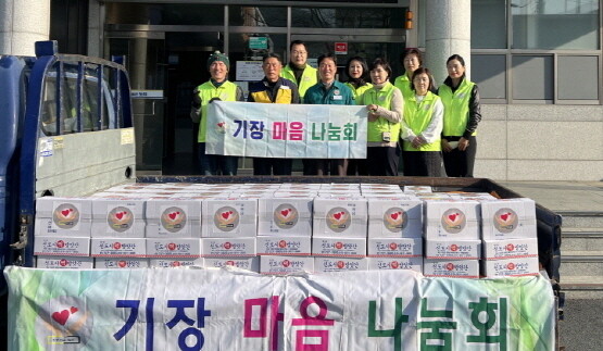 떡국떡 전달 장면. 사진=기장군 제공
