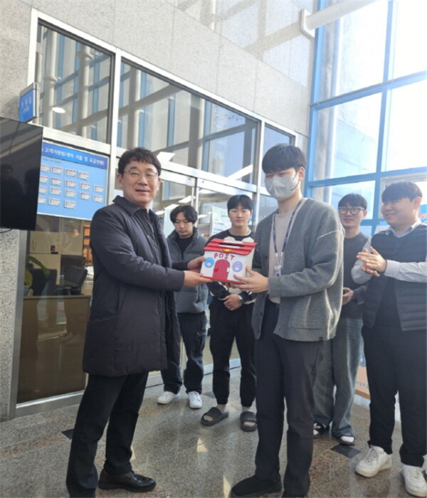 박정남 인천시상수도사업본부장이 3일 강화수도사업소를 방문해 사업추진 현황을 점검하고, 안정적인 수돗물 생산과 공급에 힘쓰고 있는 현업부서 직원들을 격려하고 있다. 사진=인천상수도사업본부 제공