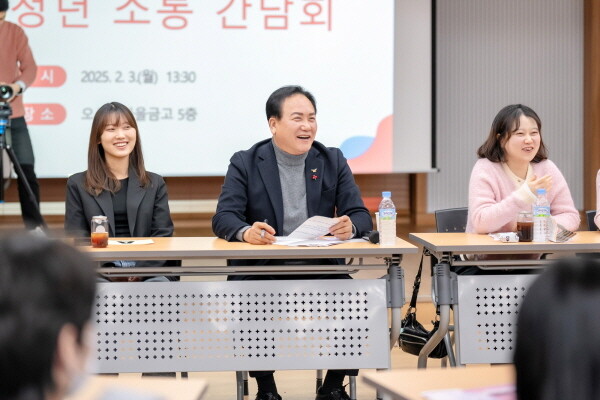 이권재 오산시장이 MG오산새마을금고에서 청년 50명과 소통간담회를 진행하고 있다. 사진=오산시 제공
