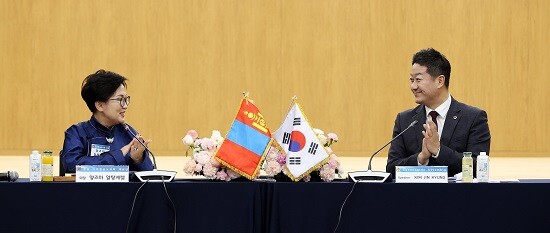 김진경 경기도의회 의장이 4일 친선연맹 의회인 몽골 다르항올도의회 대표단을 접견하고 있다. 사진=경기도의회 제공