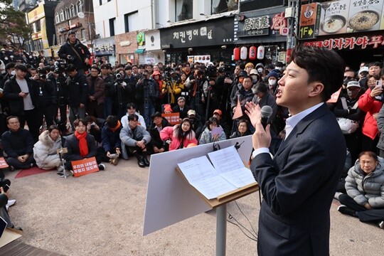 이준석 개혁신당 의원이 2월 2일 서울 마포구 홍대 레드로드 버스킹거리에서 기자회견을 하고 있다. 사진=연합뉴스