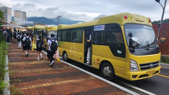 통학버스를 이용하고 있는 용인삼계고 학생들 모습. 사진=용인특례시 제공