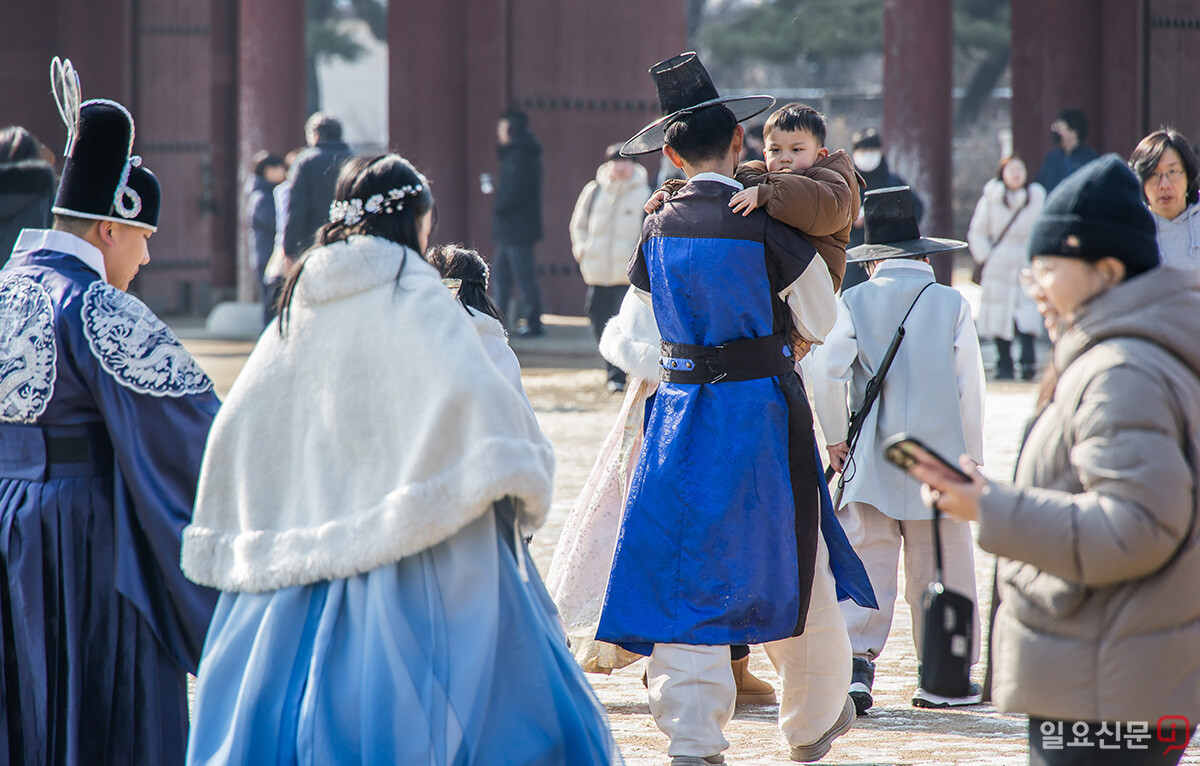 한복을 차려입은 가족 관광객.