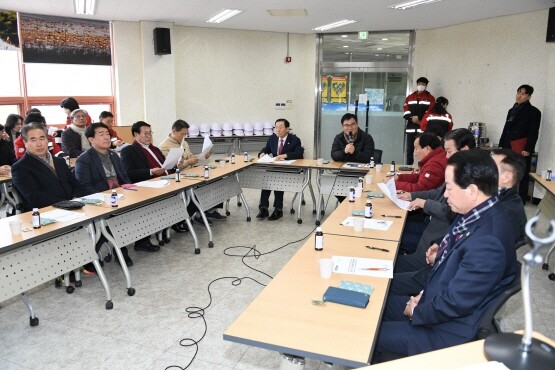 경제환경위원회의 산불방지센터 방문 모습. 사진=경남도의회 제공