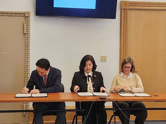경기도교육청, 미국 워싱턴주 교육청, 주시애틀 대한민국총영사관이 업무협약을 체결하고 있다. 사진=경기도교육청 제공