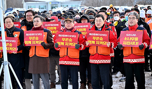 주낙영 시장(오른쪽 두번째)가 소나무재선충병 총력대응 결의대회에 참석하고 있다. 사진=경주시 제공