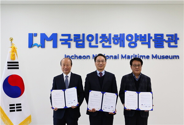 국립인천해양박물관 우동식 관장(가운데), 한국원양산업협회 김영규 회장(왼쪽), 전국원양선원노조 박진동 위원장(오른쪽)이 7일 양해각서를 체결한 뒤 기념 촬영을 하고 있다. 사진=국립인천해양박물관 제공