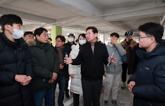 이상일 용인특례시장이 1월 18일 경남아너스빌 디센트 건설 현장을 방문해 누수가 지적된 지하 주차장을 둘러보고 있다. 사진=용인특례시 제공