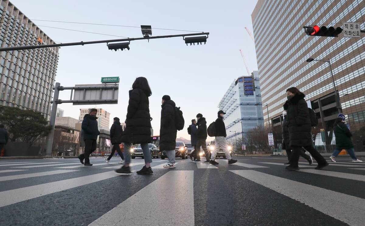 서울 광화문 일대에 직장인들이 출근하고 있다. 사진=박정훈 기자