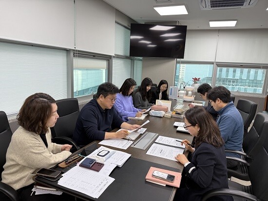 경기도의회 양우식 의회운영위원장이 의회사무처 7담당관 업무보고를 갖고 있다. 사진=경기도의회 제공