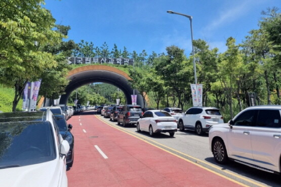 과학관 진입로 주말 만차 모습. 사진=국립부산과학관 제공
