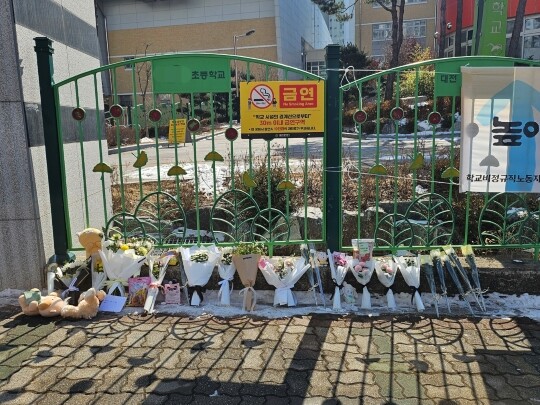 대전 서구 A 초등학교 정문 앞에 피살 당한 초등학생을 추모하기 위해 꽃다발과 인형, 편지 등이 놓인 모습. 사진=손우현 기자