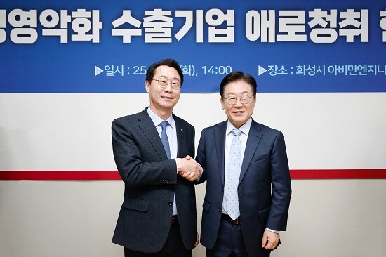 경영악화로 어려움을 겪고 있는 수출기업들의 애로사항을 청취하기 위해 간담회에 참석한 이재명 민주당 대표와 정명근 화성특례시장. 사진=화성특례시 제공