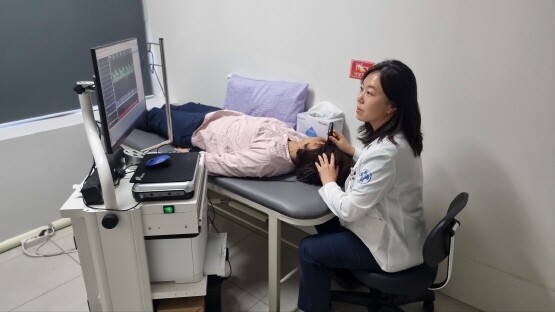 온종합병원 뇌혈관센터 배효진 과장의 진료 장면. 사진=온종합병원 제공