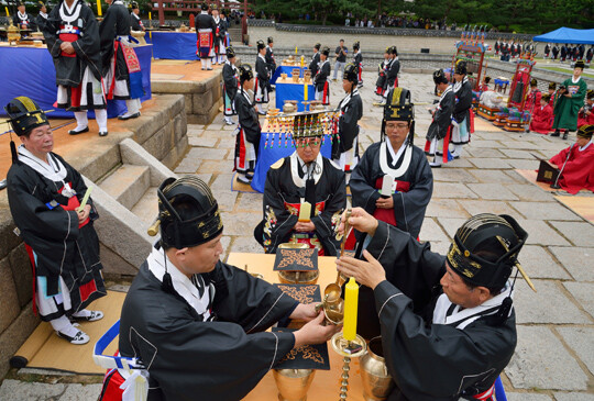 사직대제에서 첫 번째 술잔을 올리는 초헌 절차가 진행되고 있다. 사진=국가유산청 제공