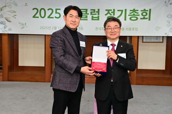 권순기 전 총장이 진주지역 출신 언론인 모임인 JJ클럽으로부터 ‘자랑스러운 진주인상’을 수상했다. 사진=경상국립대 제공