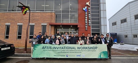 화성시농업기술센터 과수명품화사업소를 방문한 아세안 5개국 식량안보 분야 관계자들이 기념촬영하고 있다. 사진=화성특례시 제공