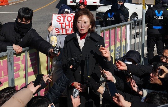 윤석열 대통령 면회를 마친 국민의힘 나경원 의원이 2월 3일 경기도 의왕시 서울구치소 앞에서 취재진 질문에 답하고 있다. 사진=연합뉴스