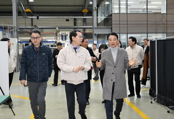 최학범 의장의 범한퓨얼셀 방문 모습. 사진=경남도의회 제공