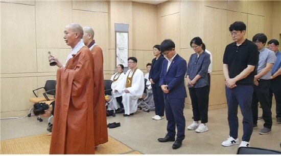 공영장례 종교단체(부산시종교인평화회의) 추모의식 모습. 사진=부산시 제공