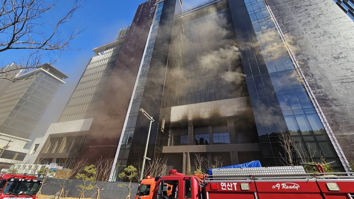 14일 부산 기장군 반얀트리 호텔 신축공사장에서 불이 나 연기가 퍼지고 있다. 사진=연합뉴스