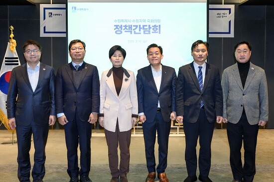 왼쪽부터 염태영 의원, 김승원 의원, 백례련 의원, 이재준 수원특례시장, 김준혁 의원, 김영진 의원. 사진=수원특례시 제공