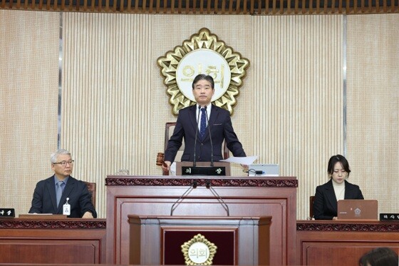 김운남 고양특례시의장이 제291회 임시회 개회를 선언하고 있다. 사진=고양특례시의회 제공