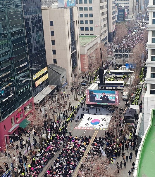 2월 15일 광주 금남로에서는 윤석열 대통령 탄핵을 반대하는 이들과 찬성하는 쪽이 동시에 집회를 열었다. 사진=주현웅 기자