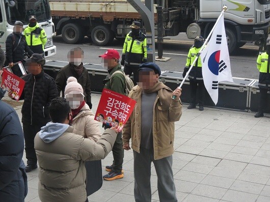 2월 15일 광주 금남로에서 열린 윤석열 대통령 탄핵 찬‧반 맞불집회. 보수단체 집회 참가자와 윤 대통령 탄핵 촉구 집회 참가자 사이 다툼이 벌어졌다. 사진=주현웅 기자