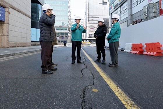 지난해 도로 균열 현장을 점검 중인 이동환 고양특례시장. 사진=고양특례시 제공