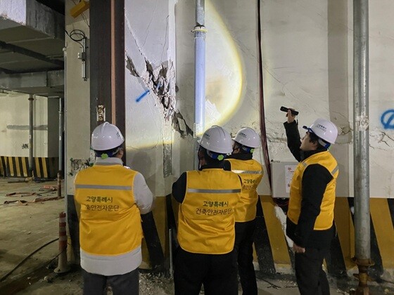건축안전자문단 시설물 안전점검 중인 건축안전자문단. 사진=고양특례시 제공