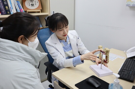 센텀종합병원 대장항문외과 김지형 과장의 진료 장면. 사진=센텀종합병원 제공