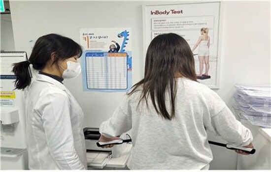 센텀종합병원 소아청소년과 김민지 과장이 어린이의 체성분 분석검사를 진행하는 모습. 사진=센텀종합병원 제공