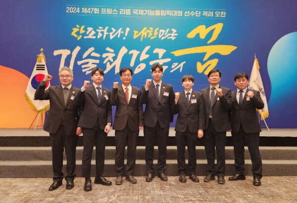 에몬스 김판수 감사(왼쪽에서 세번째)가 13일 서울 롯데호텔월드에서 열린 국제기능올림픽 선수단 격려 오찬에서 소속 국가대표 선수 및 지도위원과 함께 기념 촬영을 하고 있다. 사진=에몬스 제공