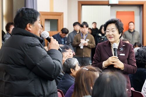 김경희 시장이 직접 마이크를 들고 주민들과의 대화를 진행하고 있다. 사진=이천시 제공
