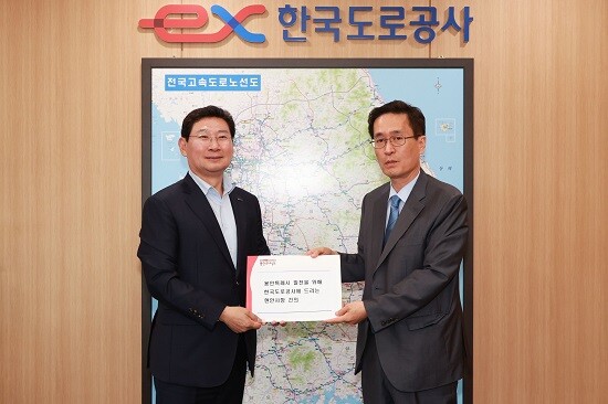 이상일 용인특례시장이 2023년 9월 11일 경북 김천 한국도로공사 본사를 찾아 함진규 도로공사 사장을 만나 용인의 현안을 전달하고 있다. 사진=용인특례시 제공