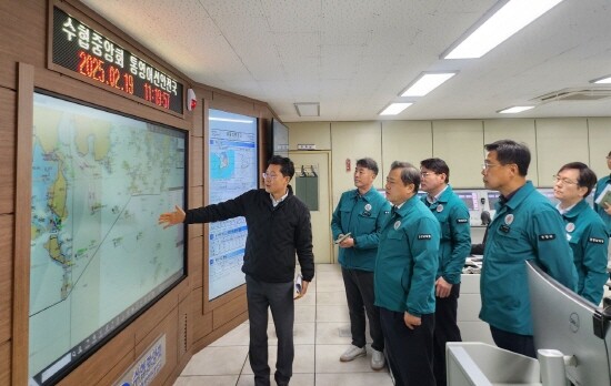어선사고 예방 점검 장면. 사진=경남도 제공