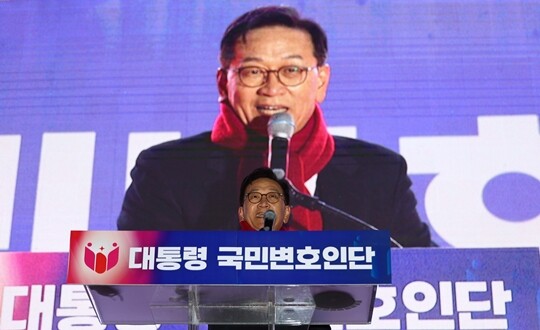 윤석열 대통령 변호인 석동현 변호사가 2월 13일 서울 청계광장에서 열린 대통령 국민변호인단 출범식에서 발언하고 있다. 사진=연합뉴스