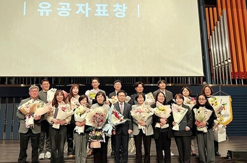 19일 대구 인터불고 호텔 컨벤션홀에서 열린 한국장애인복지시설협회 주관 ‘2025년도 시설장대회 및 정기총회’에서 신순아 보담 사회재활팀장을 비롯한 수상자들이 기념촬영을 하고 있다. 신순아 팀장을 대신해 같은 시설에서 종사하는 이은주 팀장이 대리 수상했다. 사진=보담 제공