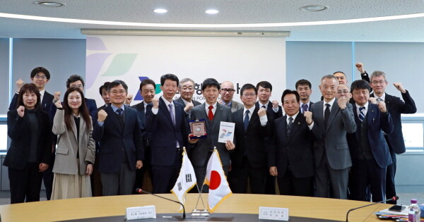 IPA 임직원들이 미카와항 사절단과 기념촬영을 하고 있다. 사진=인천항만공사 제공