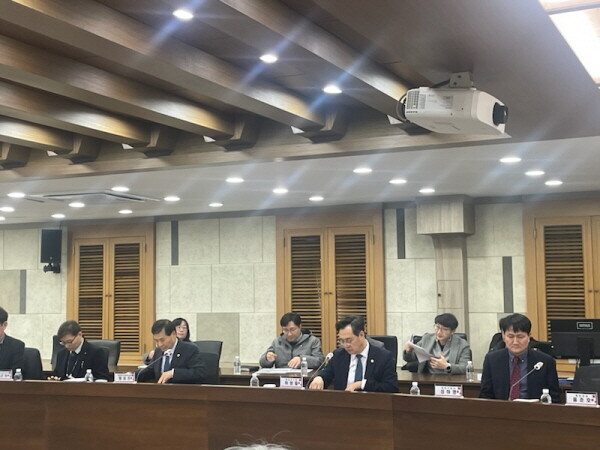 20일 시청 영상회의실에서 하병필 행정부시장과 황효진 글로벌도시정무부시장 공동 주재로 2026년도 국비 확보 보고회를 개최하고 있다. 사진=인천시 제공