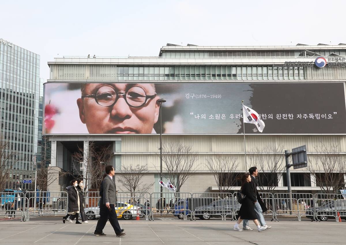서울 광화문광장 대한민국역사박물관 대형 전광판에 백범 김구 선생의 모습이 등장했다. 사진=임준선 기자